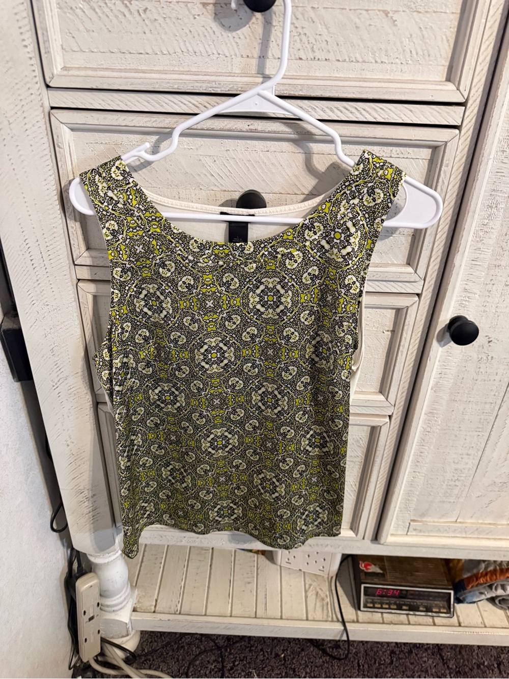 Ann Taylor Sleeveless Patterned Shell in Olive and Black